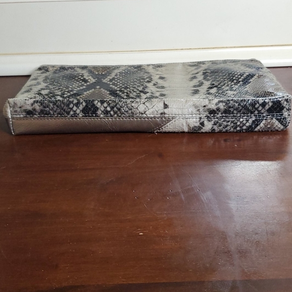 Kenneth Cole Reaction 12x7 metallic snakeclutch - Picture 5 of 7
